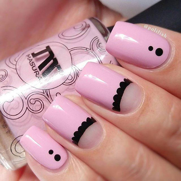 Họa tiết chấm đen hay vương miện cách điệu nổi bật trên nền móng hồng pastel