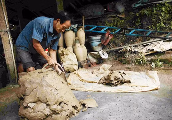 Mỗi nắm đất sét qua bàn tay của người thợ mà nên hình hài đủ loại rồng, phụng, hoa lá lên mỗi ché, bình, ấm trà...