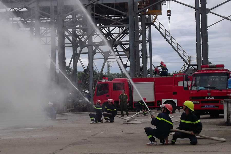  Diễn tập phương án chữa cháy tại một nhà máy. Ảnh: Phương Thanh