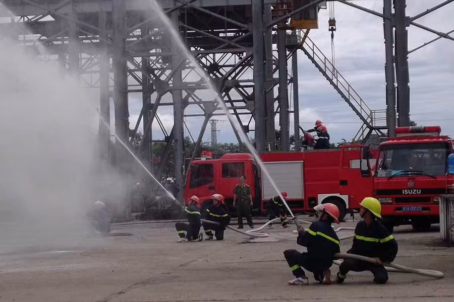  Diễn tập phương án chữa cháy tại một nhà máy. Ảnh: Phương Thanh