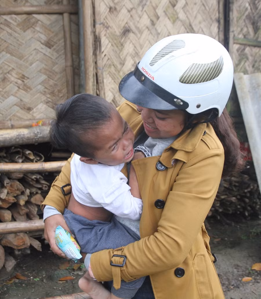 Dù cô giáo đã “dôn kẹo” (tiếng Vân Kiều - cho kẹo), nhưng cháu bé vẫn không chịu ngồi yên suốt quãng đường từ nhà đến trường. Dù cô giáo đã “dôn kẹo” (tiếng Vân Kiều - cho kẹo), nhưng cháu bé vẫn không chịu ngồi yên suốt quãng đường từ nhà đến trường.