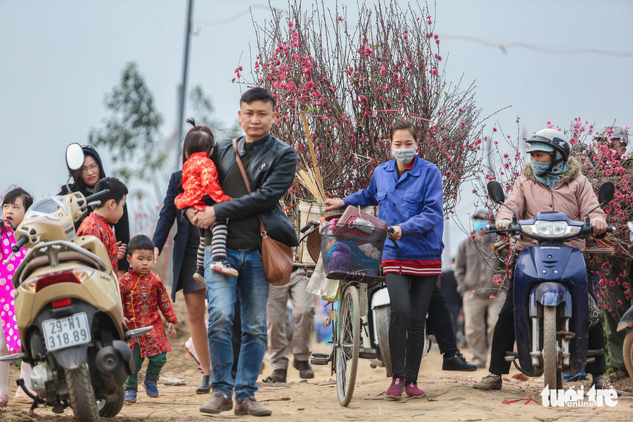  Không chỉ các bạn trẻ, nhiều gia đình cũng đưa các bạn nhỏ với những chiếc áo dài sặc sỡ tới đây để ngắm và chụp ảnh