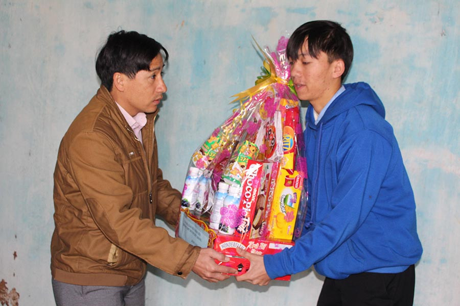  Thầy cô Trường THPT Huỳnh Thúc Kháng chúc tết nhà em Bình. Ảnh Nguyễn Giang