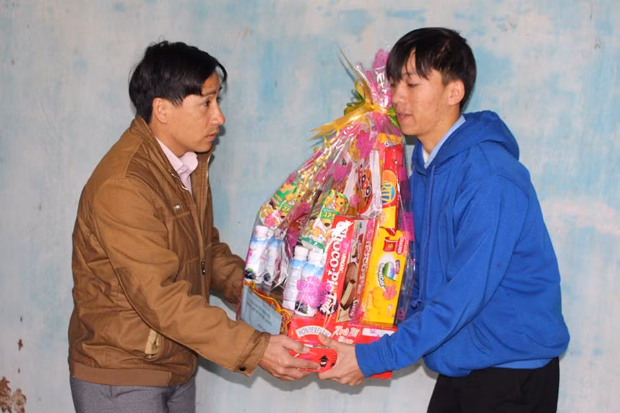  Thầy cô Trường THPT Huỳnh Thúc Kháng chúc tết nhà em Bình. Ảnh Nguyễn Giang