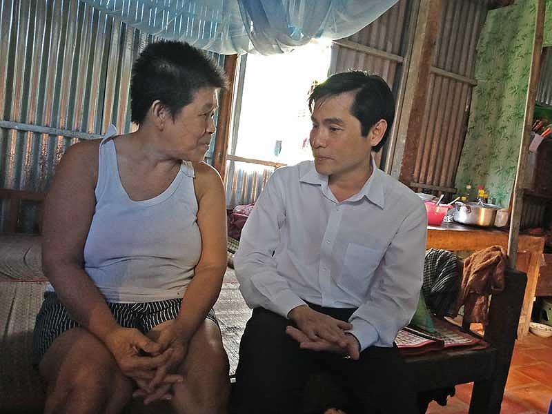 BS Phùng Phước Nguyên đến thăm, tặng quà cho bà Phạm Thị Sáu, một bệnh nhân được BS Nguyên hỗ trợ hằng tháng.