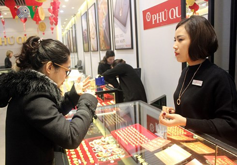 Giao dịch mua vàng tại cửa hàng vàng của Tập đoàn Phú Quý.