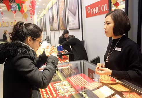 Giao dịch mua vàng tại cửa hàng vàng của Tập đoàn Phú Quý.
