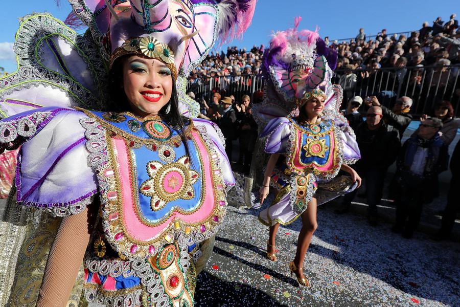 Các nghệ sĩ diện trang phục hoa rực rỡ sắc màu khi tham gia lễ hội chanh diễn ra từ 17-2 đến 4-3-2018.