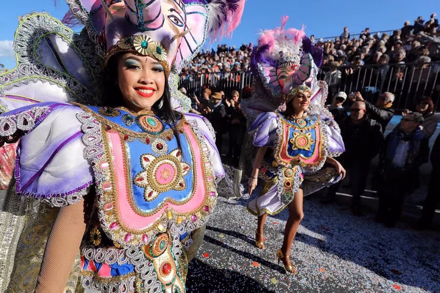 Các nghệ sĩ diện trang phục hoa rực rỡ sắc màu khi tham gia lễ hội chanh diễn ra từ 17-2 đến 4-3-2018.