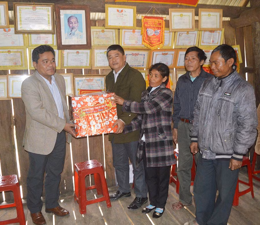  Đồng chí Hồ Văn Niên-Ủy viên Dự khuyết BCH Trung ương Đảng, Phó Bí thư Thường trực Tỉnh ủy, Trưởng đoàn đại biểu Quốc hội tỉnh thăm, chúc Tết bà con nhân dân làng Pốt, xã Song An, thị xã An Khê. Ảnh: Đ.Y