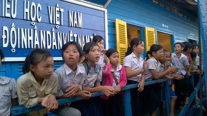Các em học sinh người Việt tại lớp học tình thương trên Biển Hồ ở Campuchia