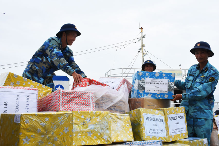 Những món quà tình cảm mọi miền Tổ quốc dành tặng cán bộ, chiến sĩ Trường Sa