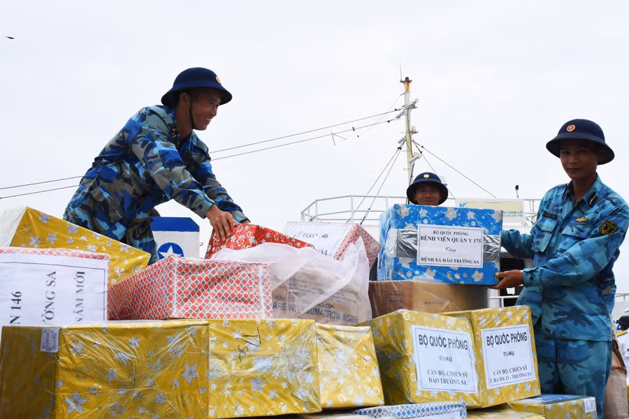 Những món quà tình cảm mọi miền Tổ quốc dành tặng cán bộ, chiến sĩ Trường Sa