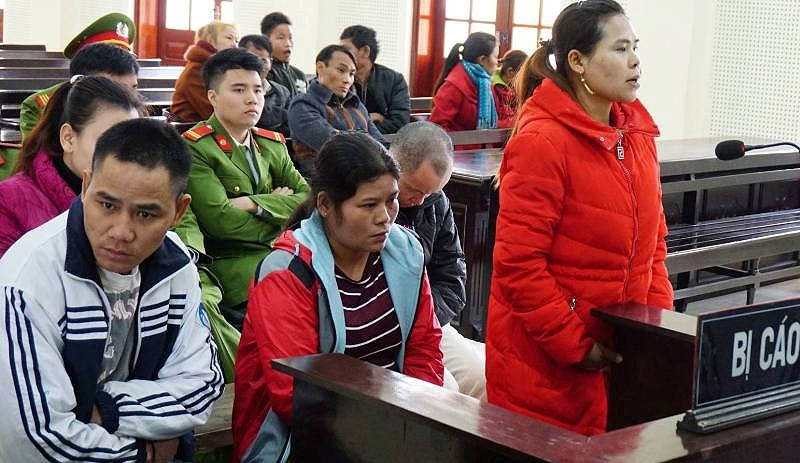 Ba bị cáo gồm Đào (đứng trước bục khai báo) cùng vợ chồng Chiêu, Hiệp.