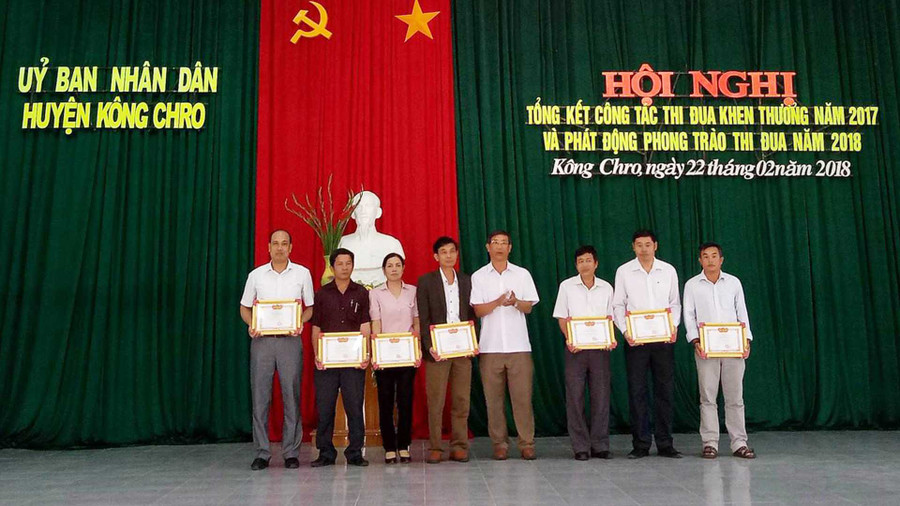 Đồng chí Phan Văn Trung - Chủ tịch UBND huyện tặng Giấy khen cho các tập thể đạt Danh hiệu Lao động tiên tiến. Ảnh: Phương Liên Đồng chí Phan Văn Trung - Chủ tịch UBND huyện tặng Giấy khen cho các tập thể đạt Danh hiệu Lao động tiên tiến. Ảnh: Phương Liên