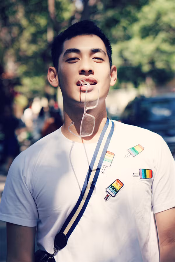 Bộ ảnh được thực hiện với sự hỗ trợ của nhiếp ảnh Hary Nguyễn, trang điểm Viễn Dương, người mẫu MC SK Nguyên.