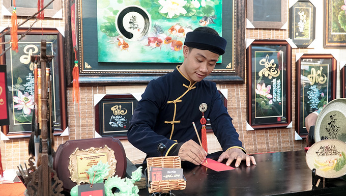 Năm nay, phố ông Đồ thu hút hàng chục ông đồ đủ mọi lứa tuổi. Đặc biệt, nhiều ông Đồ trẻ cũng trổ tài múa bút mài mực không kém bậc lão thành.
