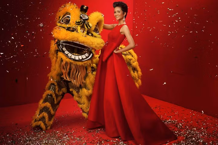 Với thiết kế đầy tinh tế và thanh lịch của Đỗ Mạnh Cường, Top 3 Hoa hậu Hoàn vũ Việt Nam mỗi người một vẻ, tươi tắn nở nụ cười, mang lại một năm mới nhiều niềm vui, thành công và hạnh phúc đến tất cả khán giả.