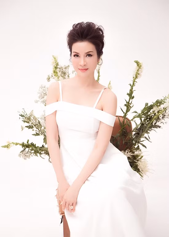 Với lối trang điểm trong trẻo, tinh tế, kết hợp với bộ trang phục nữ tính do chị em Yến Trang, Yến Nhi thiết kế, MC Thanh Mai có thể khiến những người yêu cái đẹp phải 