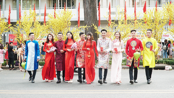 Phố ông đồ Cứ mỗi dịp xuân về, góc đường Phạm Ngọc Thạch – Nguyễn Thị Minh Khai lại rực rỡ sắc xuân với hoa mai vàng, đào thắm, bánh chưng xanh, dưa hấu đỏ, lồng đèn nhiều màu sắc... Tại đây cũng có nhiều hoạt động sôi nổi như ông đồ cho chữ, các gian hàng bán các vật trang trí Tết như tranh ảnh, bình hoa, câu đối... Ảnh: Phong Vinh. Phố ông đồ Cứ mỗi dịp xuân về, góc đường Phạm Ngọc Thạch – Nguyễn Thị Minh Khai lại rực rỡ sắc xuân với hoa mai vàng, đào thắm, bánh chưng xanh, dưa hấu đỏ, lồng đèn nhiều màu sắc... Tại đây cũng có nhiều hoạt động sôi nổi như ông đồ cho chữ, các gian hàng bán các vật trang trí Tết như tranh ảnh, bình hoa, câu đối... Ảnh: Phong Vinh.