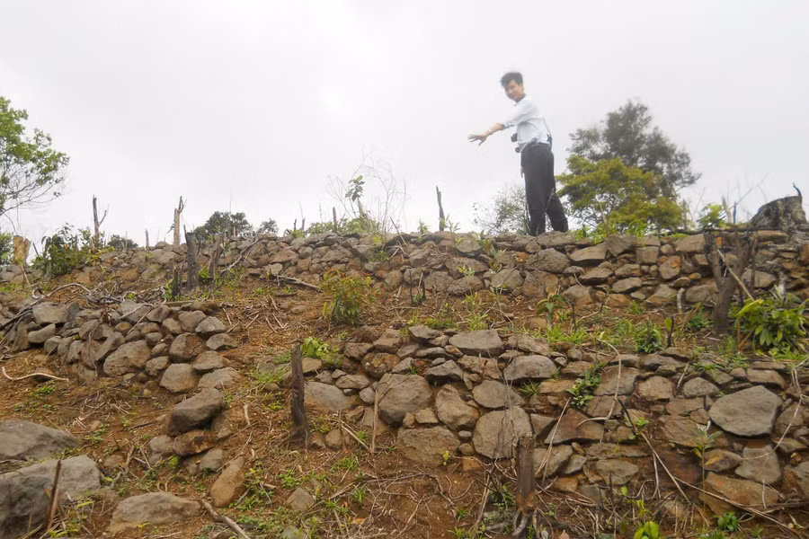 Một đoạn trường lũy chạy ngang qua núi Chúa. Ảnh: T.Đ