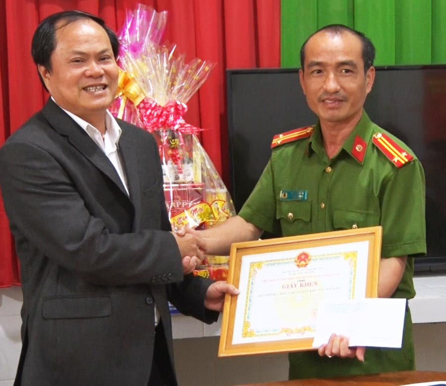  Huyện Ia Pa khen thưởng đột xuất cho Đội Cảnh sát PCCC và cứu nạn cứu hộ khu vực thị xã Ayun Pa. Ảnh: Như Loan