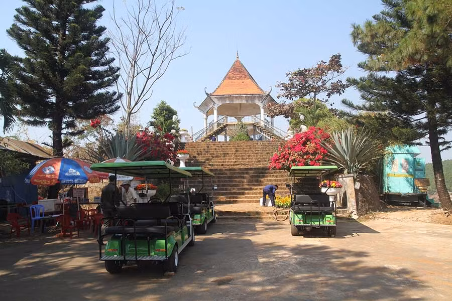  3 chiếc xe điện sẽ được đưa vào sử dụng để phục vụ du khách tham quan. Ảnh: Văn Ngọc 