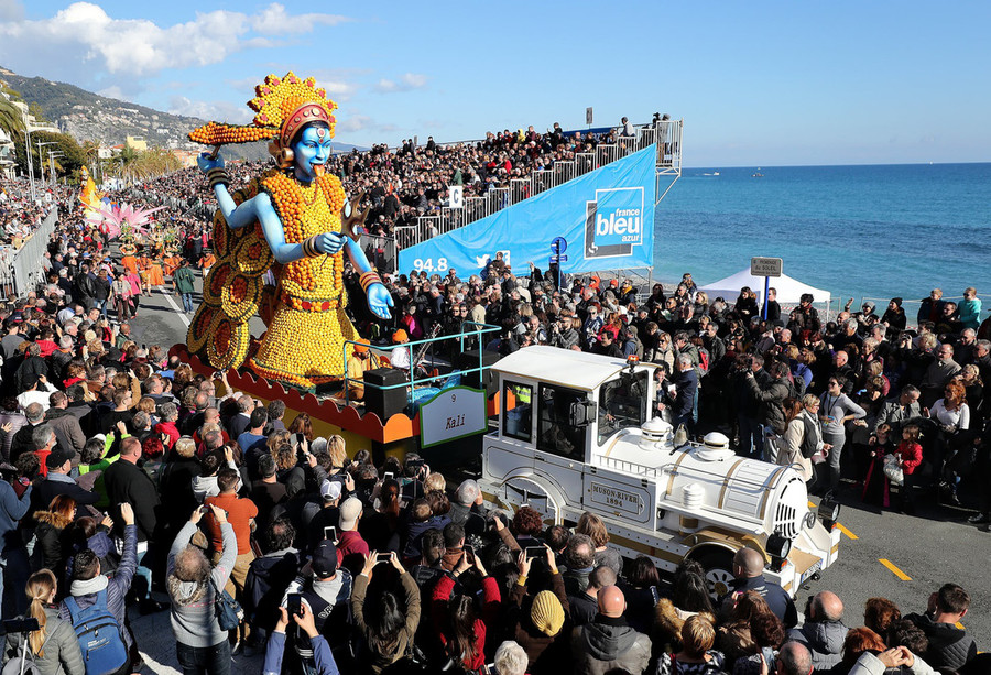  Hơn 145 tấn trái cây, chủ yếu là canh và cam vàng được sử dụng trong thời gian diễn ra lễ hội.