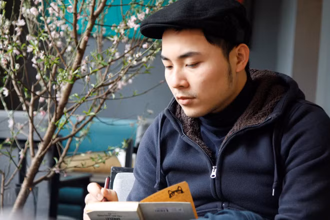  Họa sĩ Đặng Hồng Quân sinh trong thời kỳ Đổi mới, lớn lên và làm việc tại Hà Nội, nhưng đã thể hiện chân thực, tươi vui Cái Tết của mèo con với bối cảnh nông thôn những năm 1960.