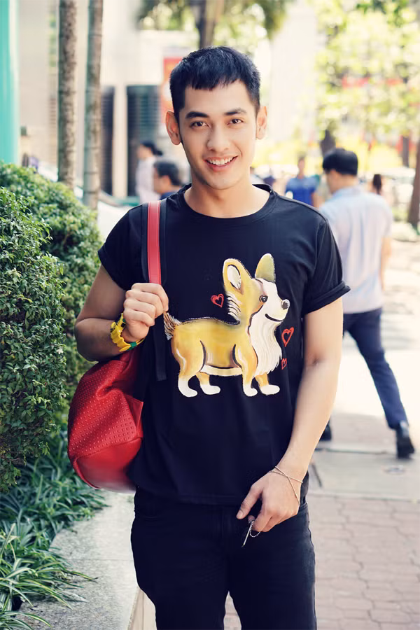 Set đồ với cách kết hợp các món đồ đơn giản như áo cổ tròn, jean đen tiệp màu, balô tông đỏ hợp mốt giúp các chàng tự tin xuống phố.