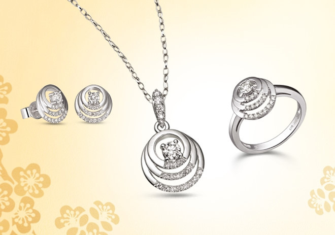 Trong khi đó, trang sức kim cương được các nhà thiết kế của PNJ gửi gắm ý nghĩa “quyền năng vĩnh cửu”. Những viên kim cương mang giác cắt hoàn hảo, tán sắc rực rỡ hứa hẹn song hành cùng một năm mới thịnh vượng, an khang. 