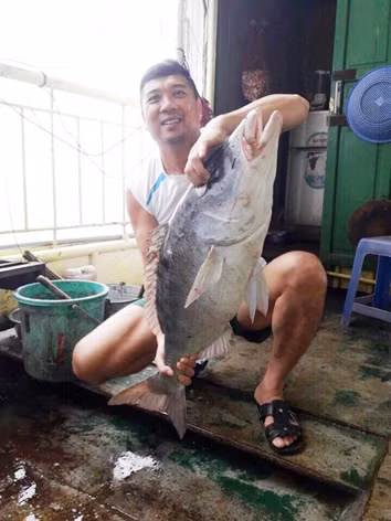 Trung tá Lê Xuân Nam với “lộc biển” từ nhà giàn DK1/16 (ảnh do nhân vật cung cấp).