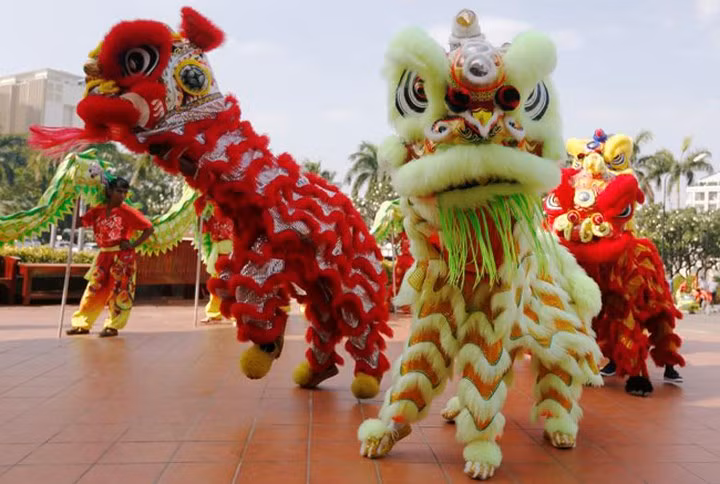  Điệu múa lân rộn rã trước dịp Tết Nguyên đán tại thủ đô Phnom Penh, Campuchia ngày 12/2.