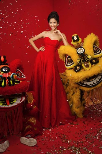 Á hậu Hoàng Thùy trong bộ đầm đỏ của Đỗ Mạnh Cường.