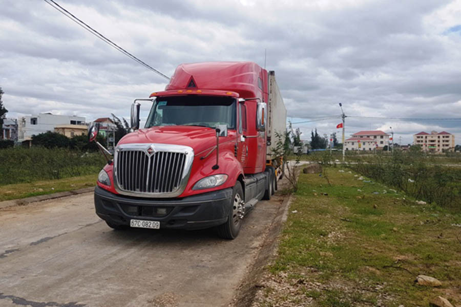 Chiếc xe đầu kéo đang được tạm giữ để phục vụ công tác điều tra và xử lý vụ việc. Ảnh: Thi Phú