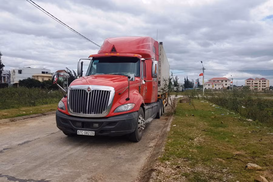  Chiếc xe đầu kéo đang được tạm giữ để phục vụ công tác điều tra và xử lý vụ việc. Ảnh: Thi Phú