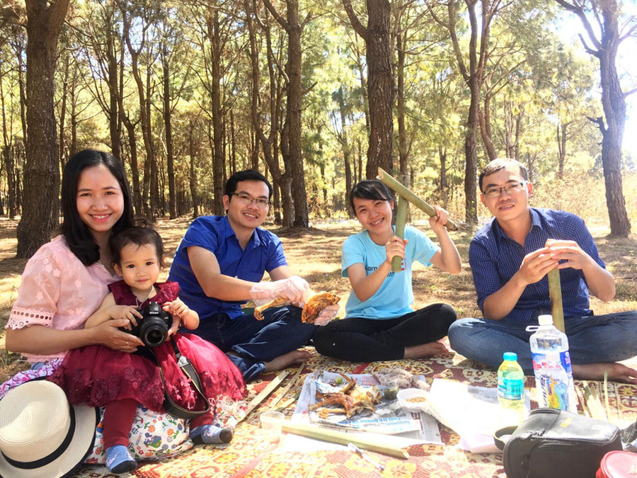 Nhiều bạn trẻ cùng nhau lên đây thưởng thức gà nướng, cơm lam ngay trong ngày mùng 2 Tết. Ảnh: Lê Hòa