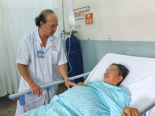  Bác sĩ Lê Hữu Phước thăm khám người bệnh đang hồi phục. Ảnh: T.N