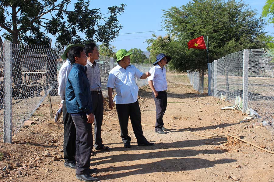  Phó Bí thư Tỉnh ủy Châu Ngọc Tuấn kiểm tra công tác di dời nhà cửa, bố trí lại dân cư làng Pông (xã Chư A Thai, huyện Phú Thiện). Ảnh: Dũng Phương