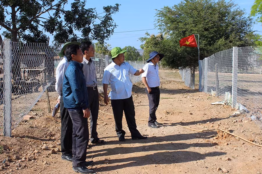  Phó Bí thư Tỉnh ủy Châu Ngọc Tuấn kiểm tra công tác di dời nhà cửa, bố trí lại dân cư làng Pông (xã Chư A Thai, huyện Phú Thiện). Ảnh: Dũng Phương