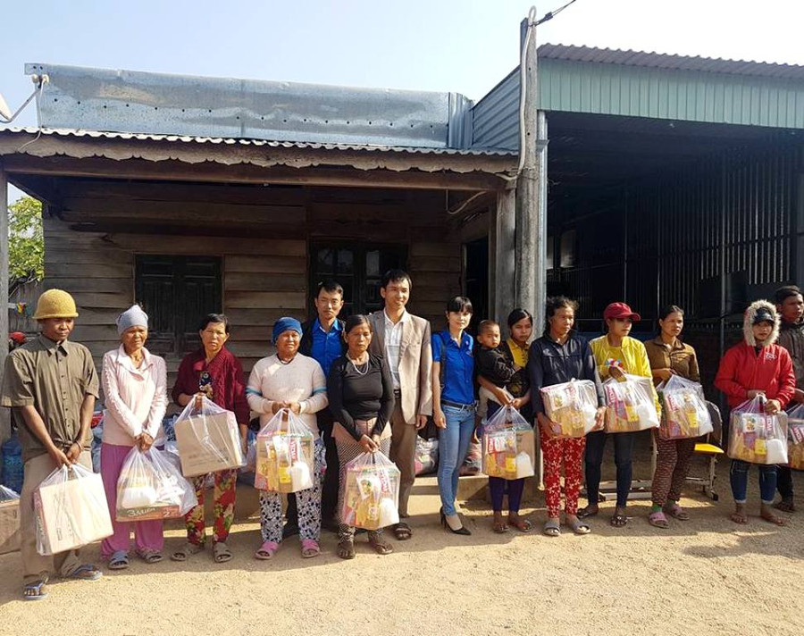 Tặng quà cho gia đình có công và hộ nghèo trên địa bàn. Ảnh: T.D Tặng quà cho gia đình có công và hộ nghèo trên địa bàn. Ảnh: T.D