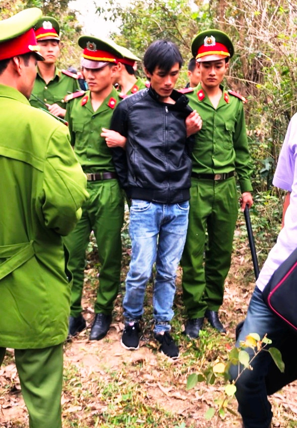 Công an thị xã An Khê vây bắt đối tượng tội phạm. Ảnh: Mai Ka