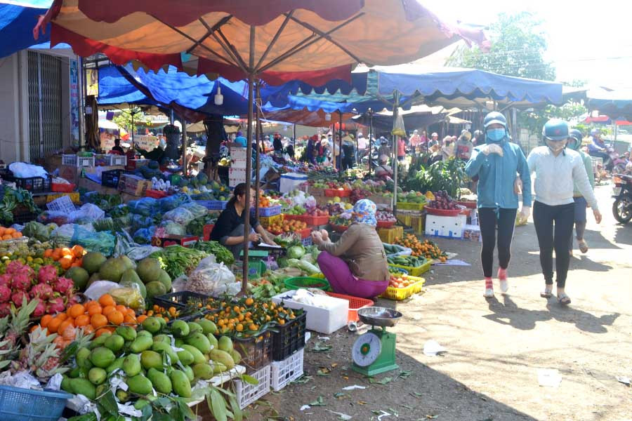 Hoa trái tràn ngập, bày lấn ra cả lối đi tại Chợ Đức Cơ. Ảnh: Lê Hòa