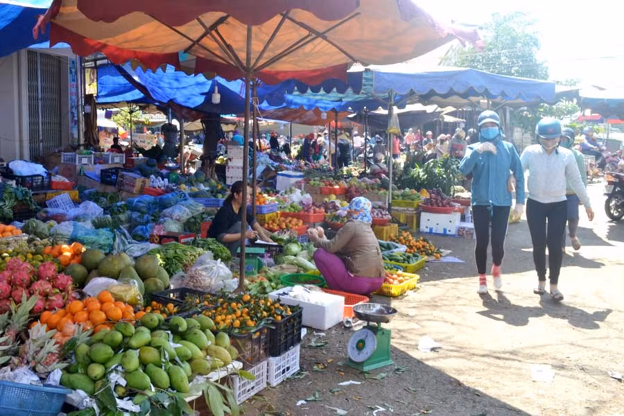 Hoa trái tràn ngập, bày lấn ra cả lối đi tại Chợ Đức Cơ. Ảnh: Lê Hòa