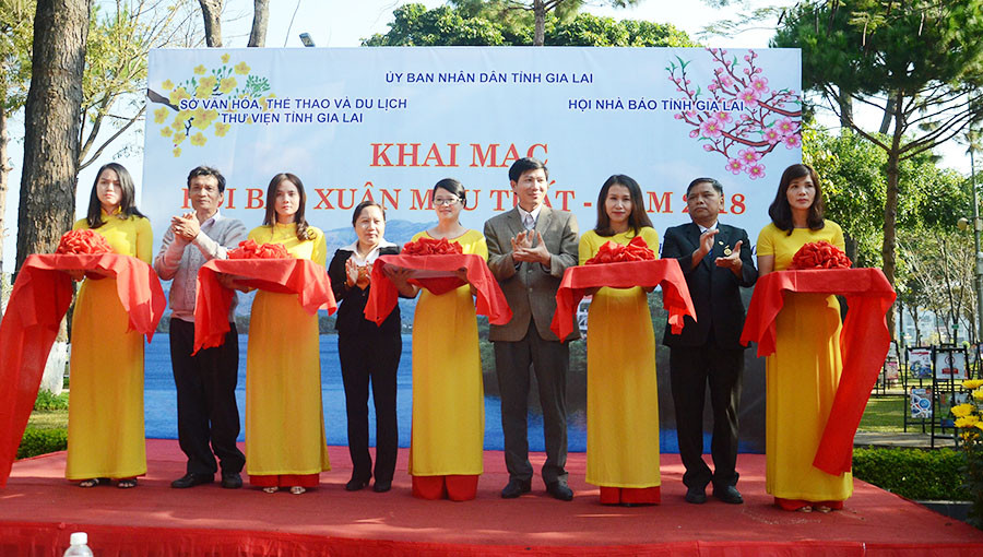 Các đại biểu cắt băng khai mạc Hội Báo xuân 2018. Ảnh: P.L