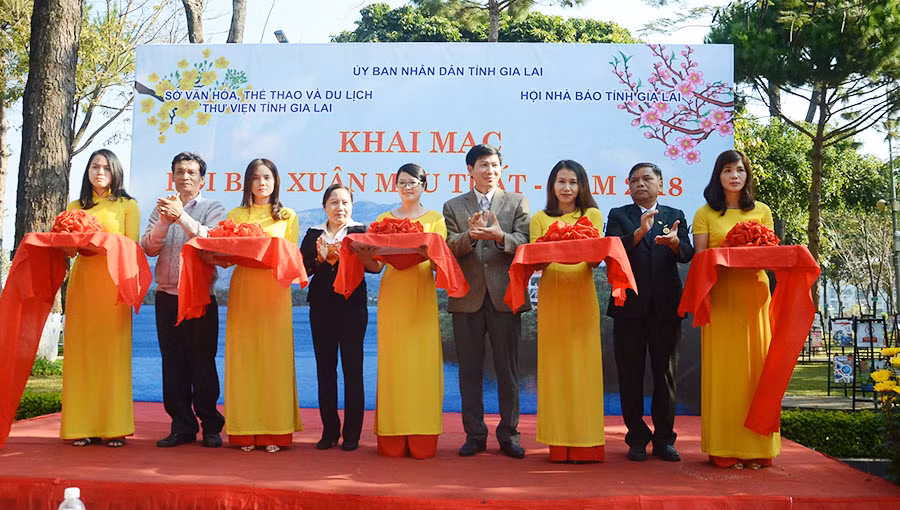 Các đại biểu cắt băng khai mạc Hội Báo xuân 2018. Ảnh: P.L