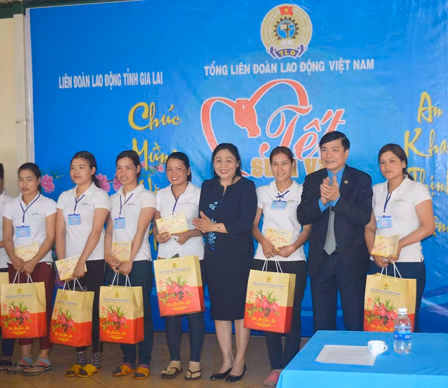  Chủ tịch Tổng LĐLĐ Việt Nam Bùi Văn Cường và đồng chí Huỳnh Nữ Thu Hà-Ủy viên Ban Thường vụ Tỉnh ủy, Phó Chủ tịch UBND tỉnh trao quà cho đoàn viên, lao động nghèo. Ảnh: Đ.Y