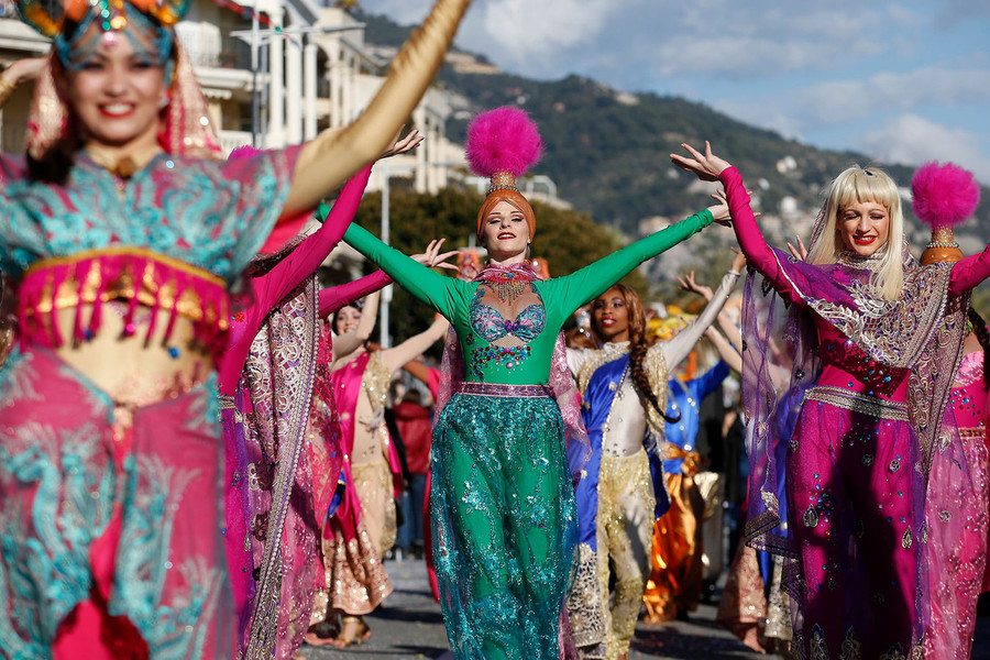 Các nghệ sĩ diện trang phục rực rỡ sắc màu