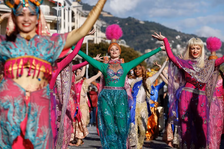 Các nghệ sĩ diện trang phục rực rỡ sắc màu