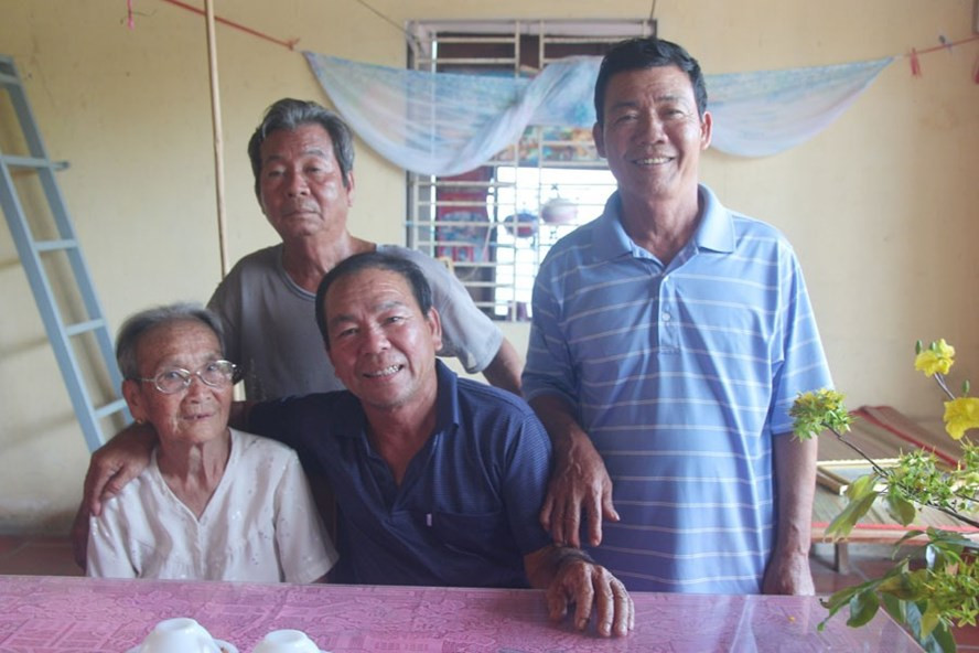 Ông Chóng (áo sẫm) bên những người thân trong gia đình. Ông Chóng (áo sẫm) bên những người thân trong gia đình.